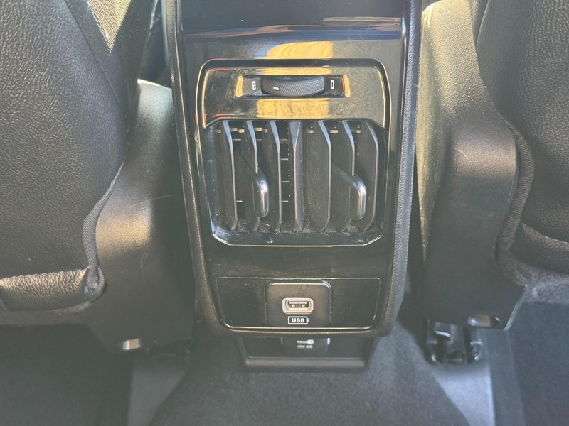 Jeep Compass Vehicle Full-screen Gallery Image 12