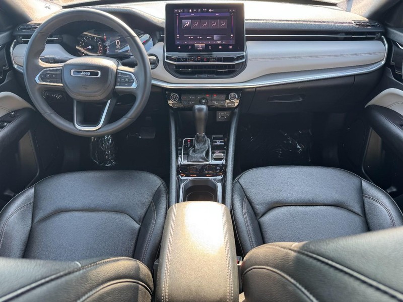 Jeep Compass Vehicle Full-screen Gallery Image 13