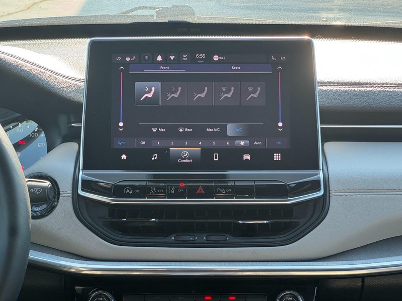 Jeep Compass Vehicle Full-screen Gallery Image 15