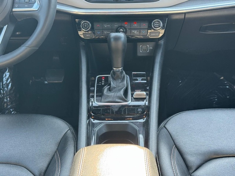 Jeep Compass Vehicle Full-screen Gallery Image 16