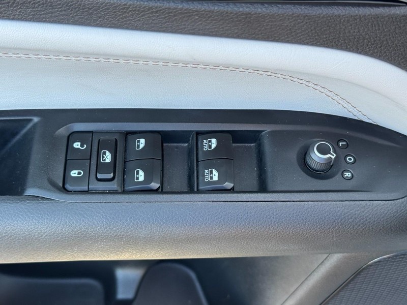 Jeep Compass Vehicle Full-screen Gallery Image 17