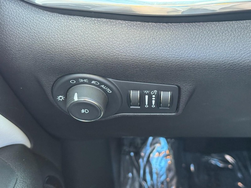 Jeep Compass Vehicle Full-screen Gallery Image 19