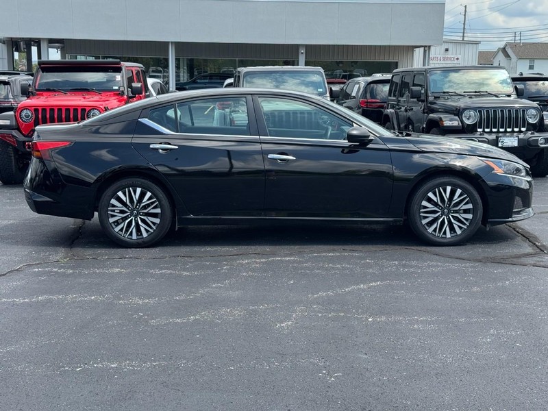 Nissan Altima Vehicle Full-screen Gallery Image 2