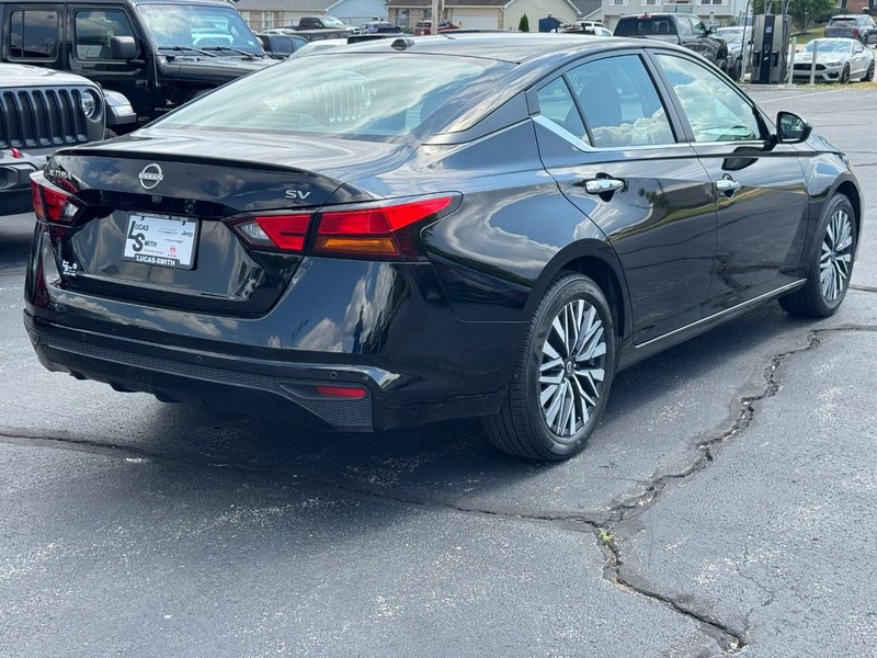 Nissan Altima Vehicle Full-screen Gallery Image 3