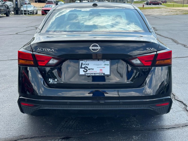 Nissan Altima Vehicle Full-screen Gallery Image 4