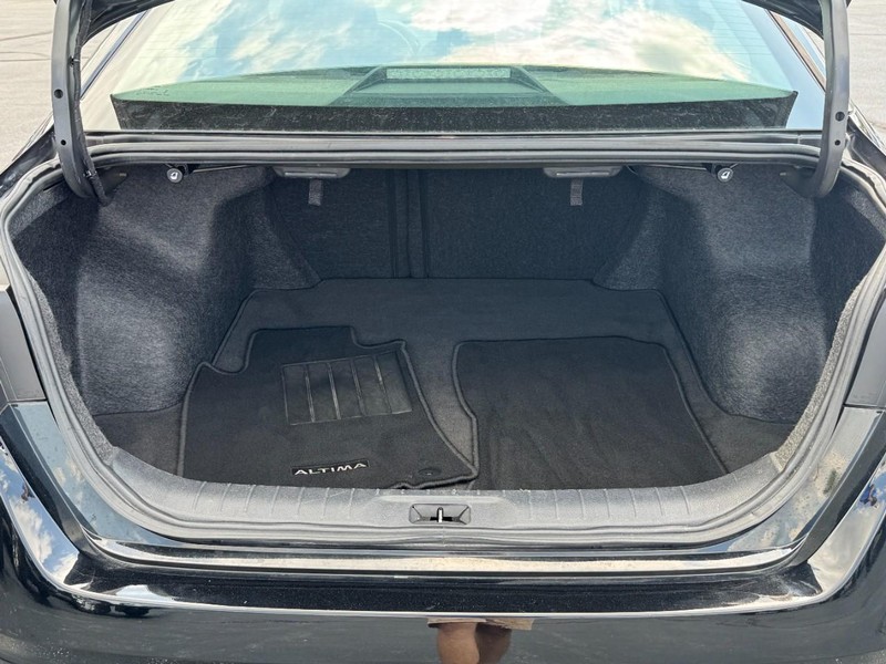Nissan Altima Vehicle Full-screen Gallery Image 6