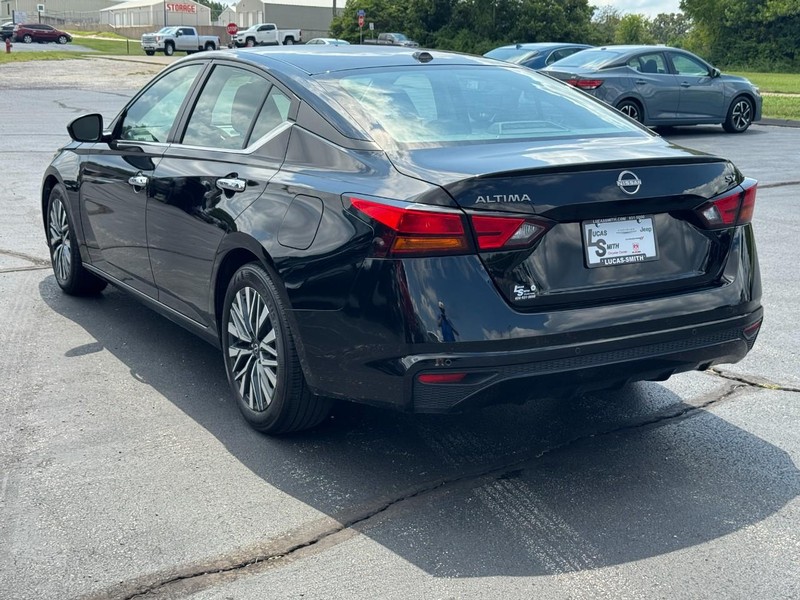 Nissan Altima Vehicle Full-screen Gallery Image 7