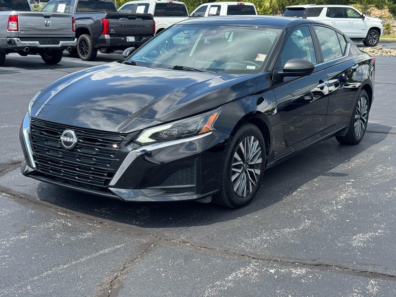 Nissan Altima Vehicle Full-screen Gallery Image 9