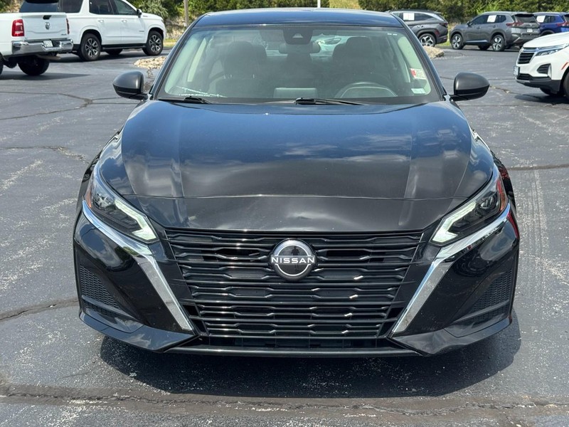 Nissan Altima Vehicle Full-screen Gallery Image 10