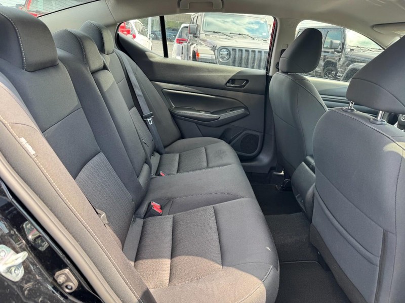 Nissan Altima Vehicle Full-screen Gallery Image 11