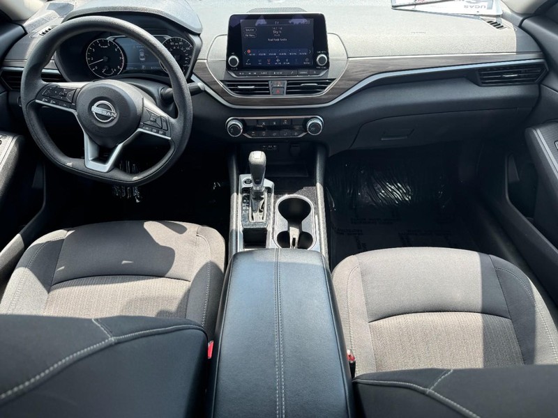 Nissan Altima Vehicle Full-screen Gallery Image 13