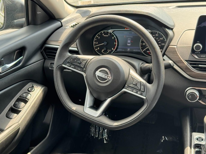 Nissan Altima Vehicle Full-screen Gallery Image 14