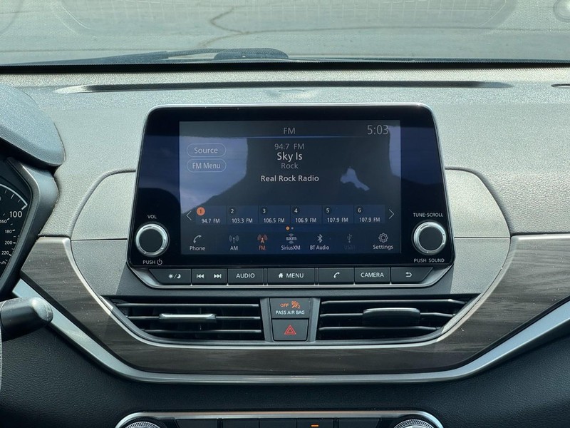 Nissan Altima Vehicle Full-screen Gallery Image 15