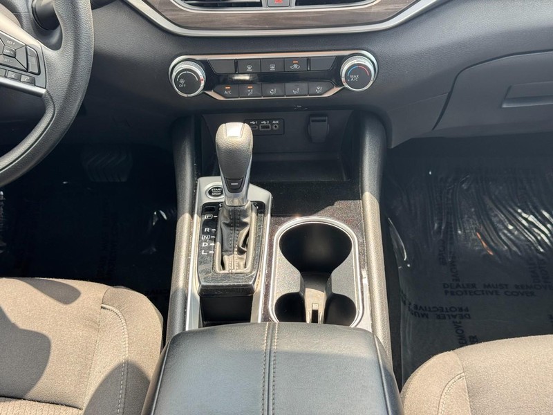 Nissan Altima Vehicle Full-screen Gallery Image 16