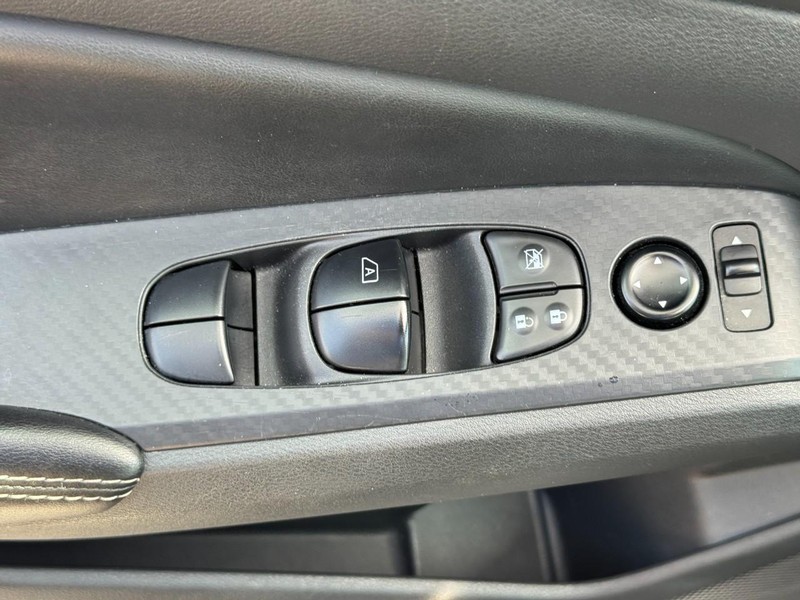 Nissan Altima Vehicle Full-screen Gallery Image 17