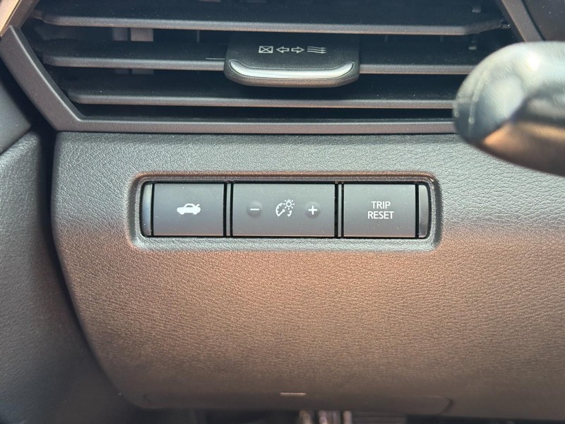 Nissan Altima Vehicle Full-screen Gallery Image 19