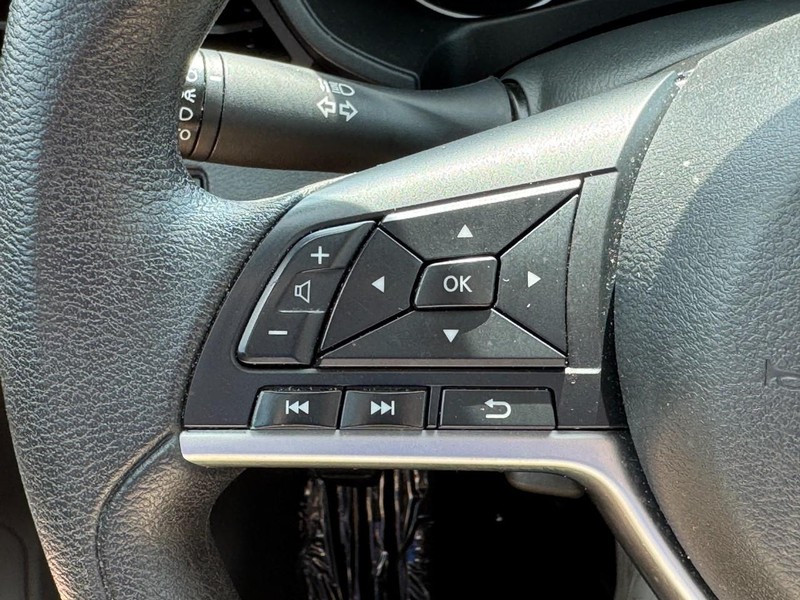 Nissan Altima Vehicle Full-screen Gallery Image 20