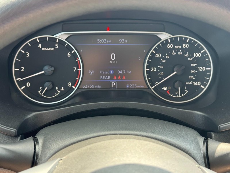 Nissan Altima Vehicle Full-screen Gallery Image 22