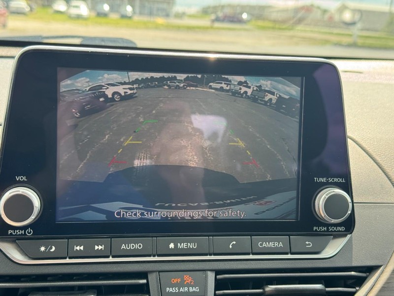 Nissan Altima Vehicle Full-screen Gallery Image 24