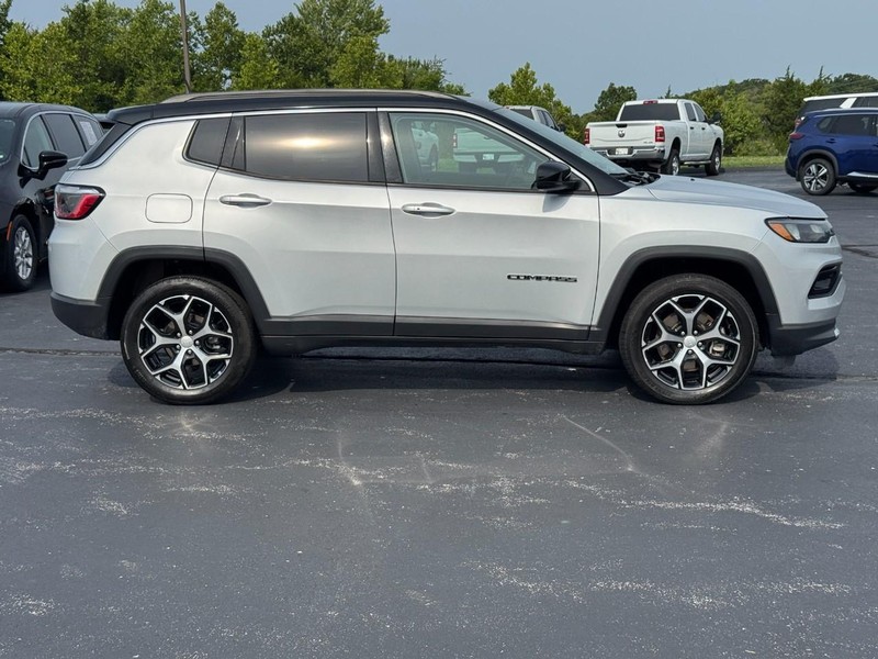 Jeep Compass Vehicle Full-screen Gallery Image 2