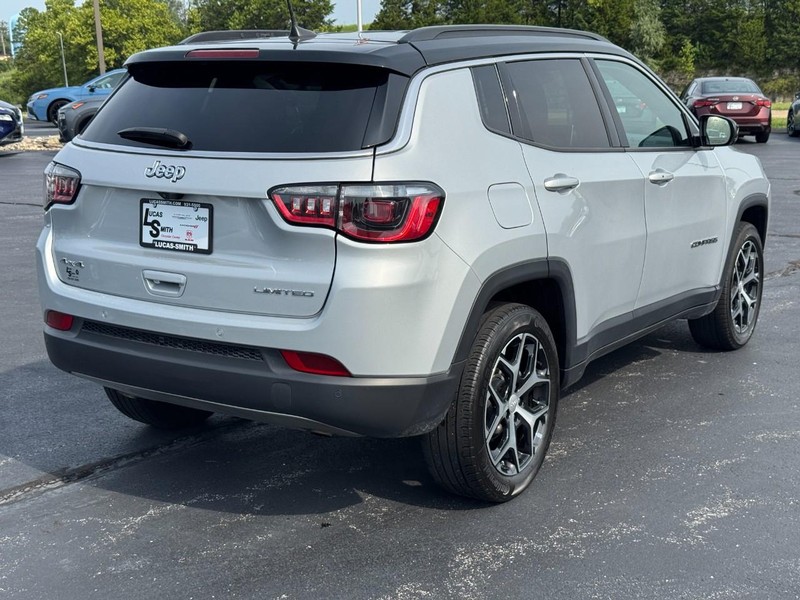 Jeep Compass Vehicle Full-screen Gallery Image 3