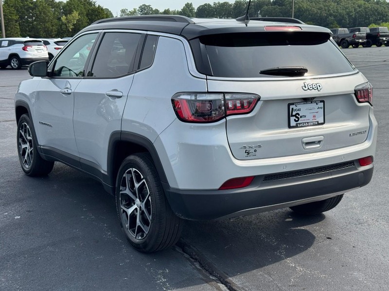 Jeep Compass Vehicle Full-screen Gallery Image 7