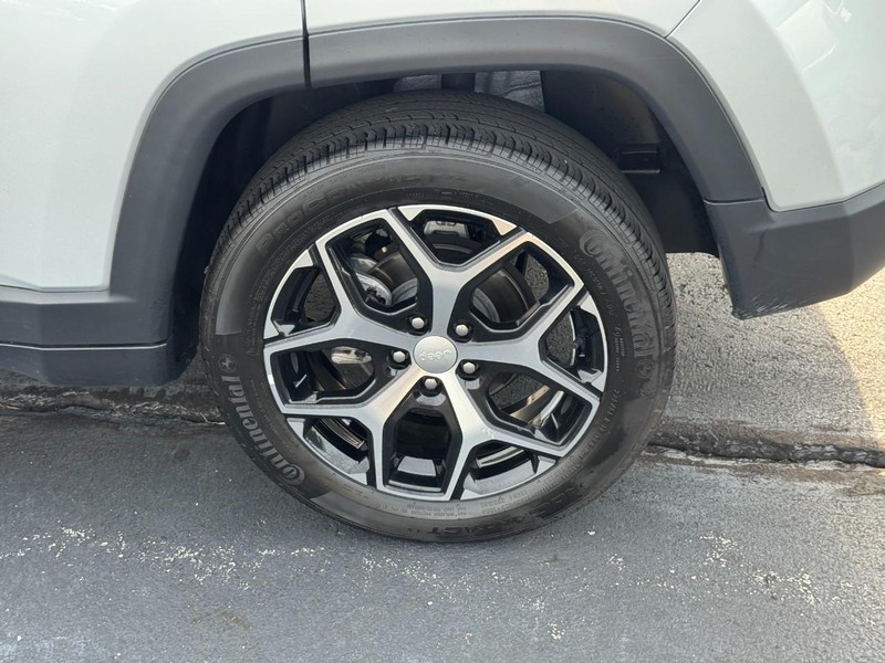 Jeep Compass Vehicle Full-screen Gallery Image 8