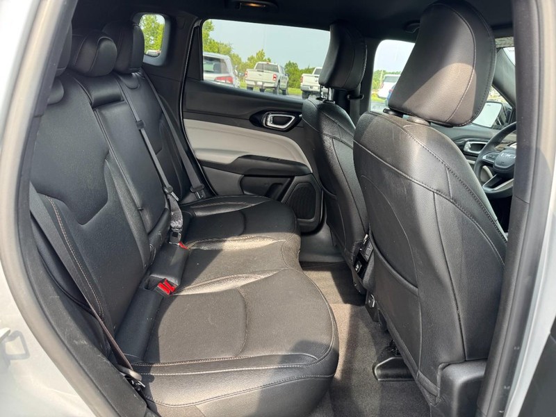 Jeep Compass Vehicle Full-screen Gallery Image 11