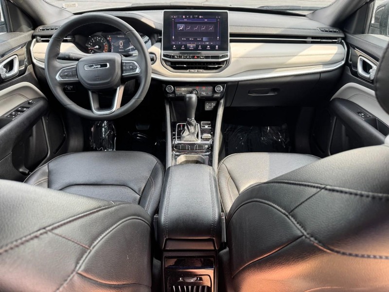Jeep Compass Vehicle Full-screen Gallery Image 13