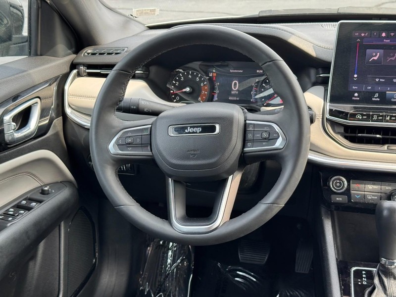 Jeep Compass Vehicle Full-screen Gallery Image 14