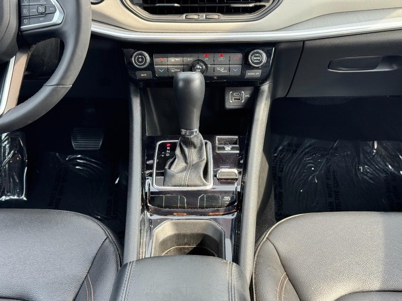 Jeep Compass Vehicle Full-screen Gallery Image 16