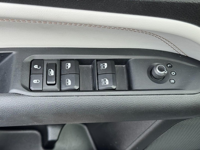 Jeep Compass Vehicle Full-screen Gallery Image 17