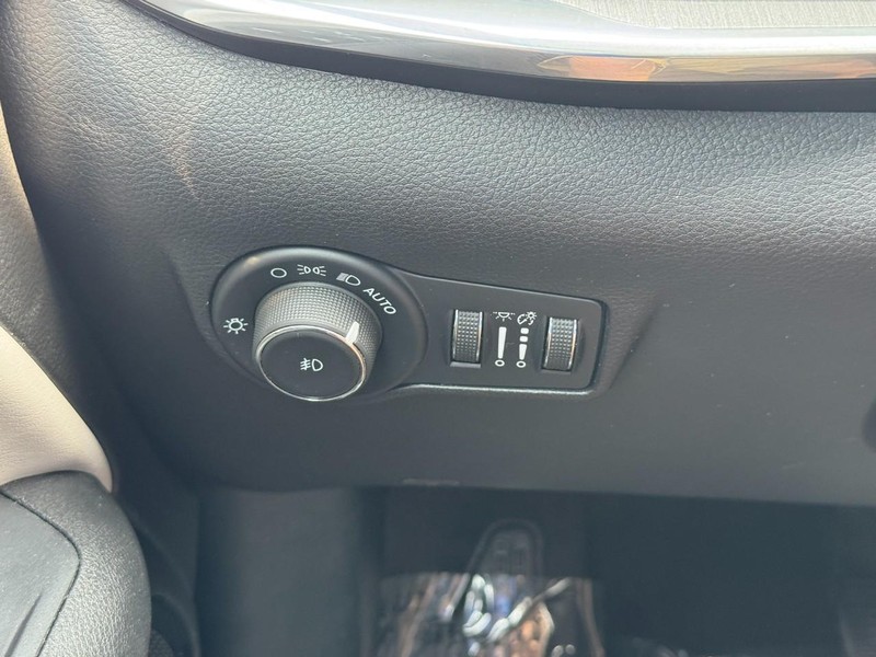 Jeep Compass Vehicle Full-screen Gallery Image 19