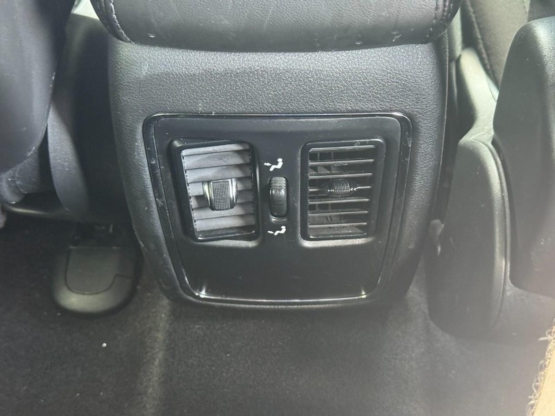 Jeep Grand Cherokee Vehicle Full-screen Gallery Image 12