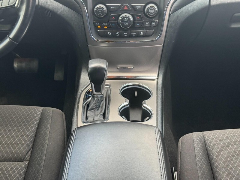 Jeep Grand Cherokee Vehicle Full-screen Gallery Image 16