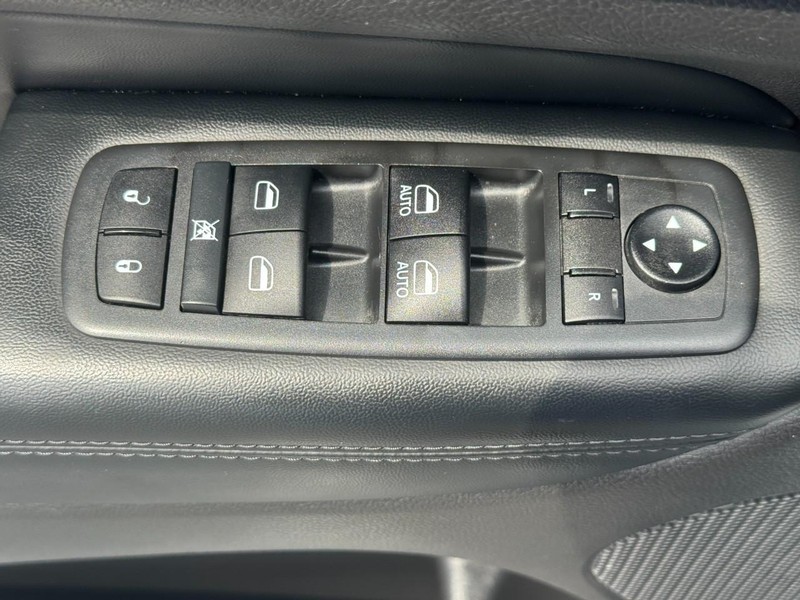 Jeep Grand Cherokee Vehicle Full-screen Gallery Image 17