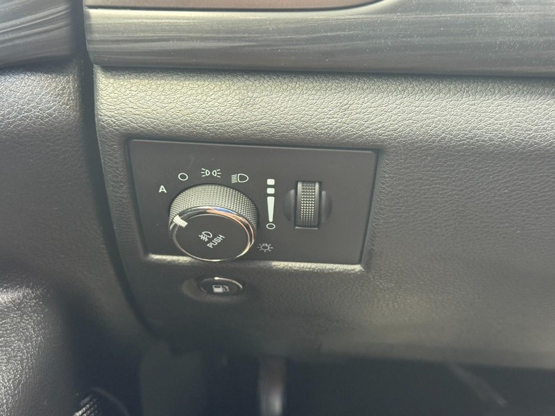 Jeep Grand Cherokee Vehicle Full-screen Gallery Image 19