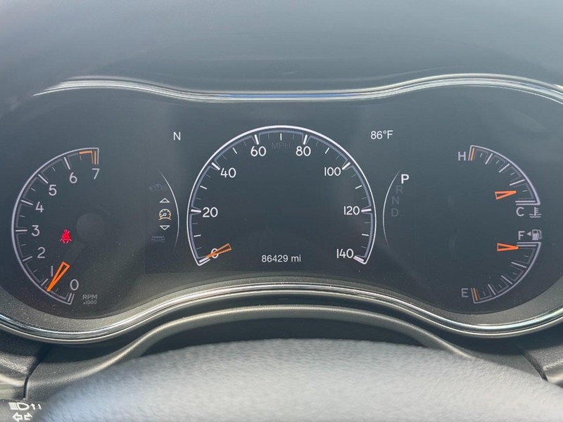 Jeep Grand Cherokee Vehicle Full-screen Gallery Image 22