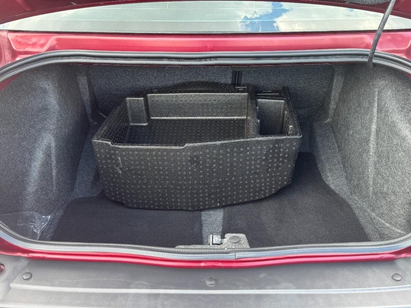 Dodge Challenger Vehicle Full-screen Gallery Image 5