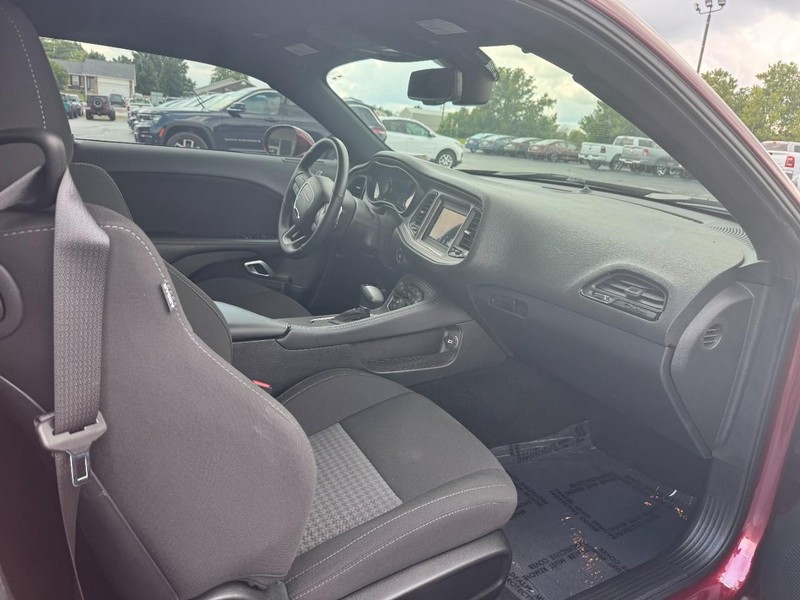 Dodge Challenger Vehicle Full-screen Gallery Image 11