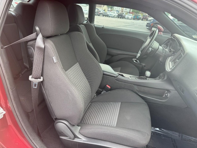 Dodge Challenger Vehicle Full-screen Gallery Image 12