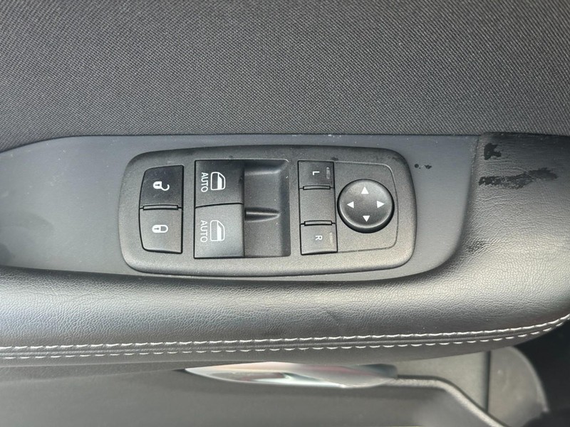 Dodge Challenger Vehicle Full-screen Gallery Image 13