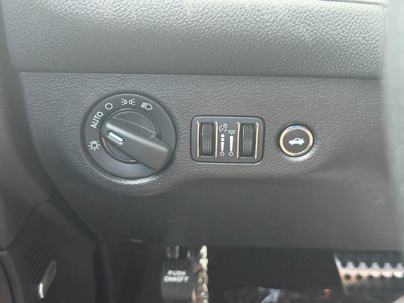 Dodge Challenger Vehicle Full-screen Gallery Image 16