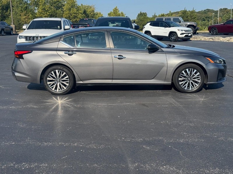 Nissan Altima Vehicle Full-screen Gallery Image 2