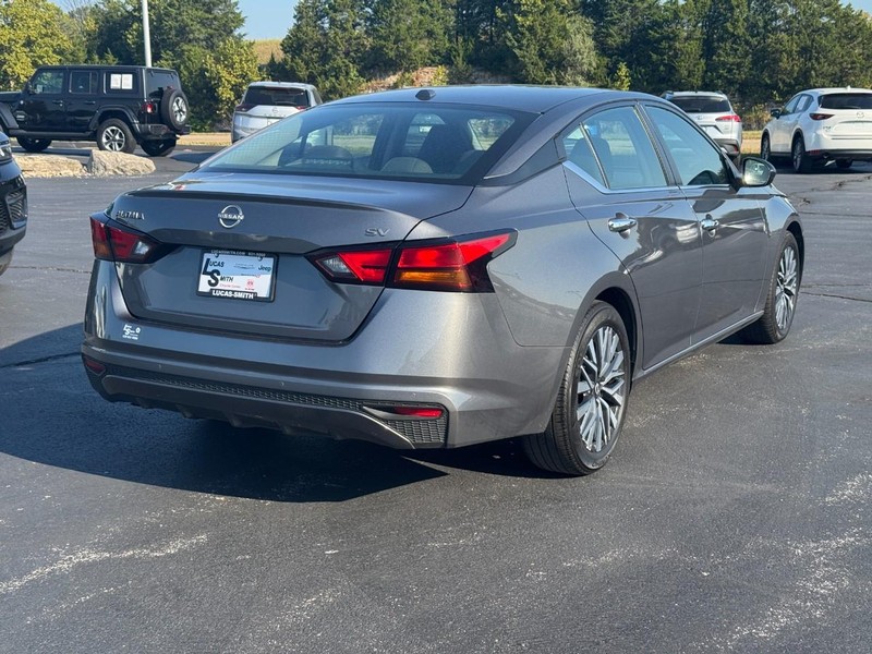 Nissan Altima Vehicle Full-screen Gallery Image 3