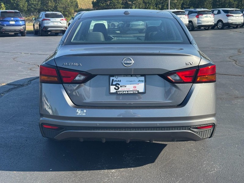 Nissan Altima Vehicle Full-screen Gallery Image 4