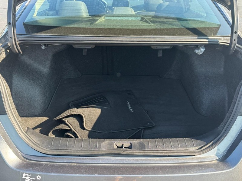 Nissan Altima Vehicle Full-screen Gallery Image 6