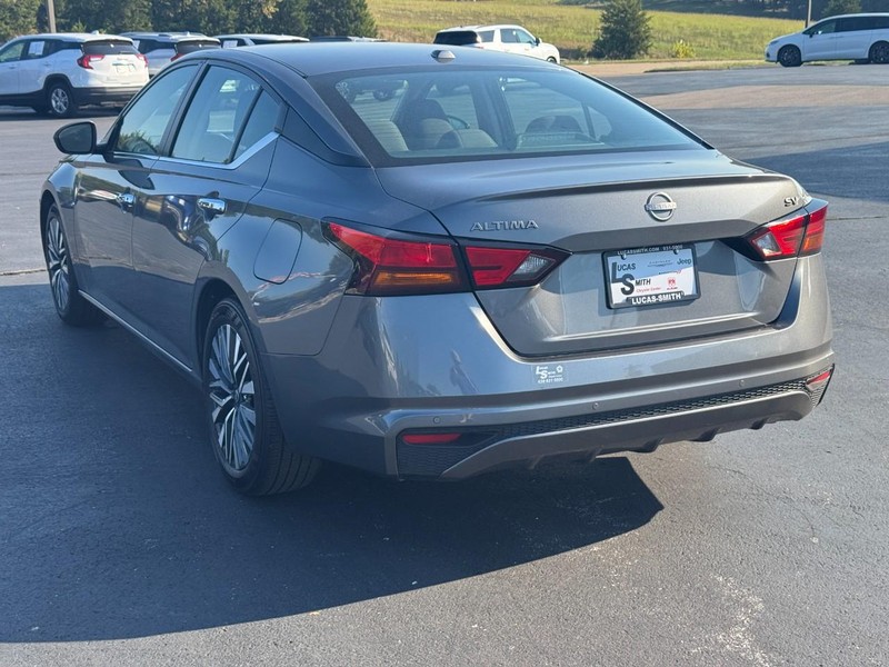 Nissan Altima Vehicle Full-screen Gallery Image 7