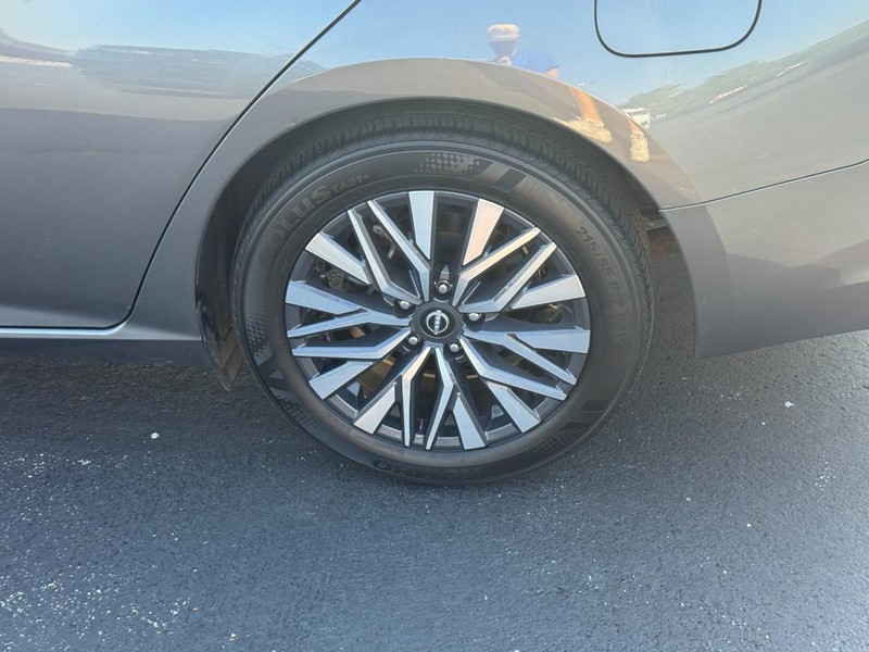 Nissan Altima Vehicle Full-screen Gallery Image 8