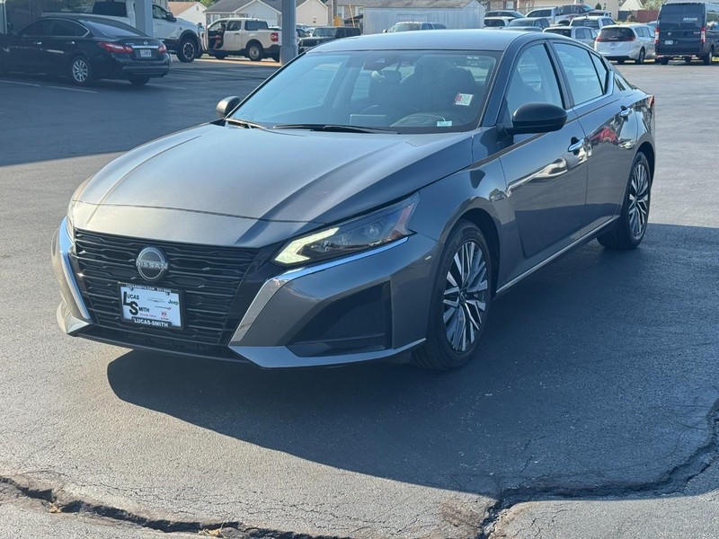 Nissan Altima Vehicle Full-screen Gallery Image 9